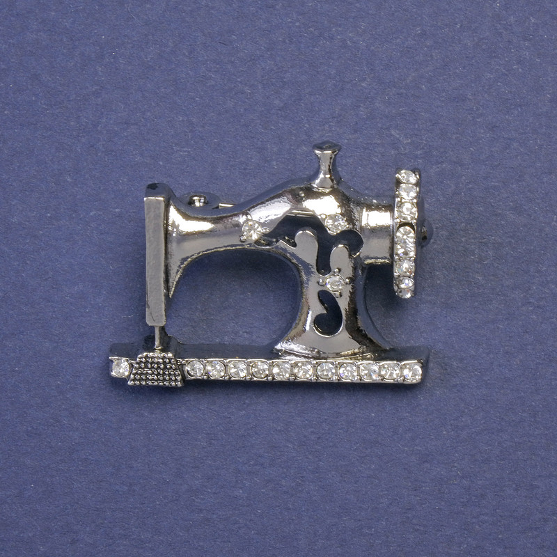 Broșă Mașină de cusut cu cristale albe, culoare metal argintiu 21x29mm+