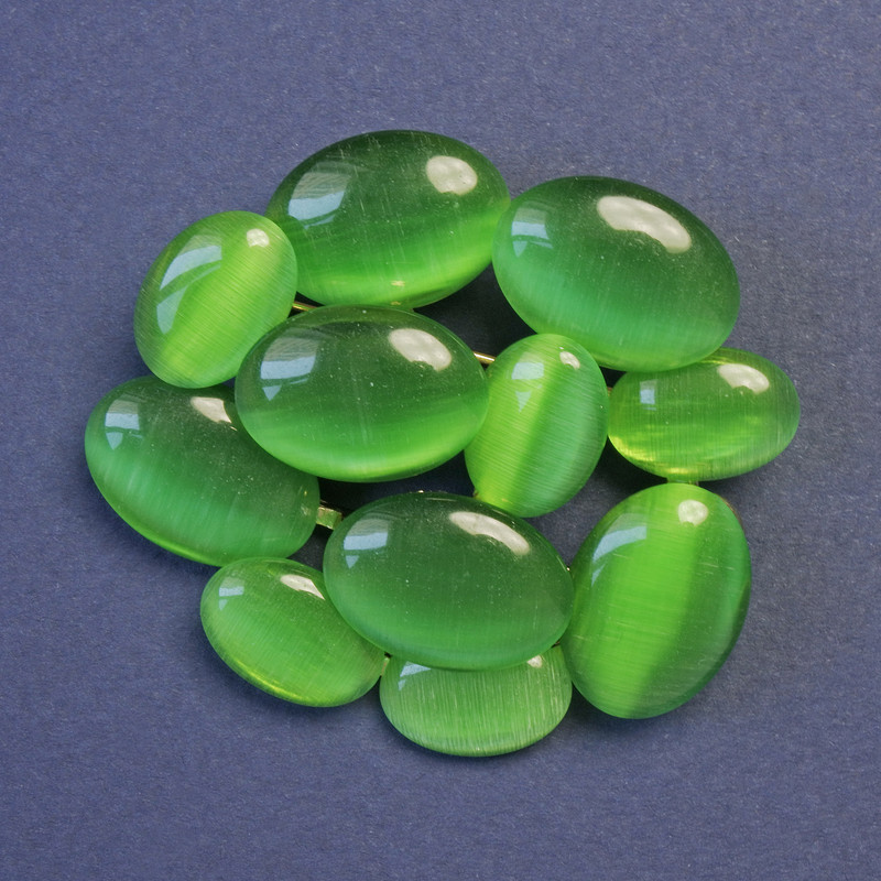 Broșă cu piatră verde «ochiul pisicii» sintetic 45×50 mm ± metal auriu