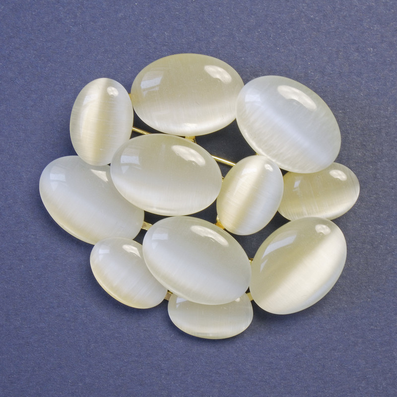 Broșă cu piatră ochi de pisică bej (sintetic) 45×50 mm ± metal auriu