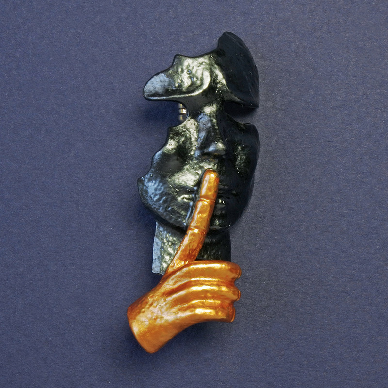 Broșă Masca, email în nuanțe gri închis și galben, culoare metalică aurie, 52×20 mm