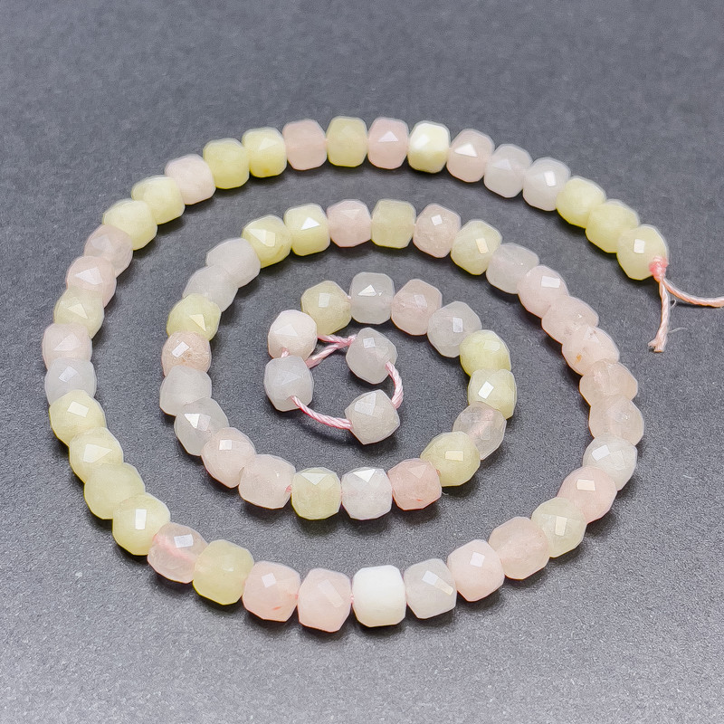 Mărgele din morganit pe șnur, cuburi facetate, diametru 5 mm, lungime 37 cm