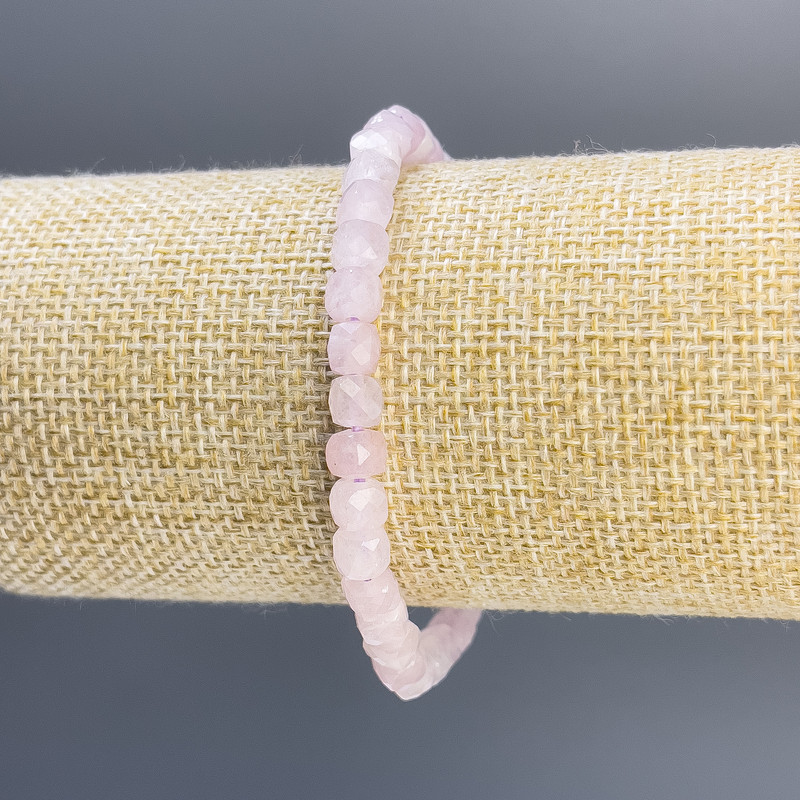 Brățară din kunzit, cuburi tăiate, diametru de aproximativ 6 mm, lungime 18 cm, pe elastic