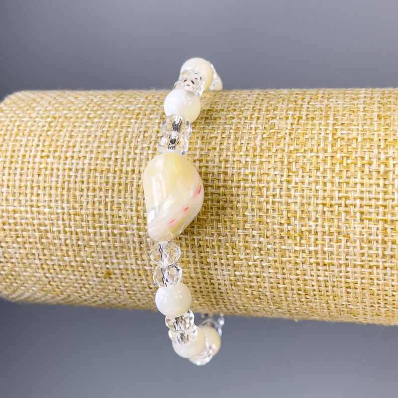 Brățară din sidef, diametrul 7 mm +/- și cristal ceh, diametrul 6x5 mm +/-, lungime 18 cm +/- extensibilă
