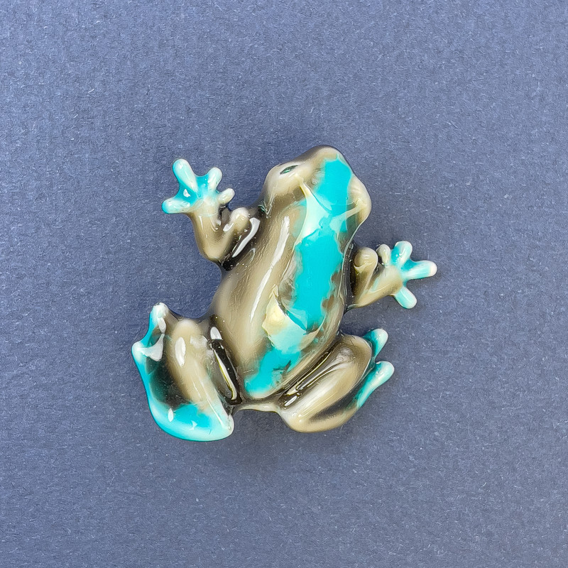 Broșă în formă de broască, culoare gri și albastru, metal argintiu, 27×30 mm+