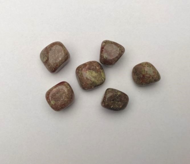 Piatră naturală suvenir Epidot (varietate de jasper) fațetare 20x17 mm (+-) ambalare 100 g