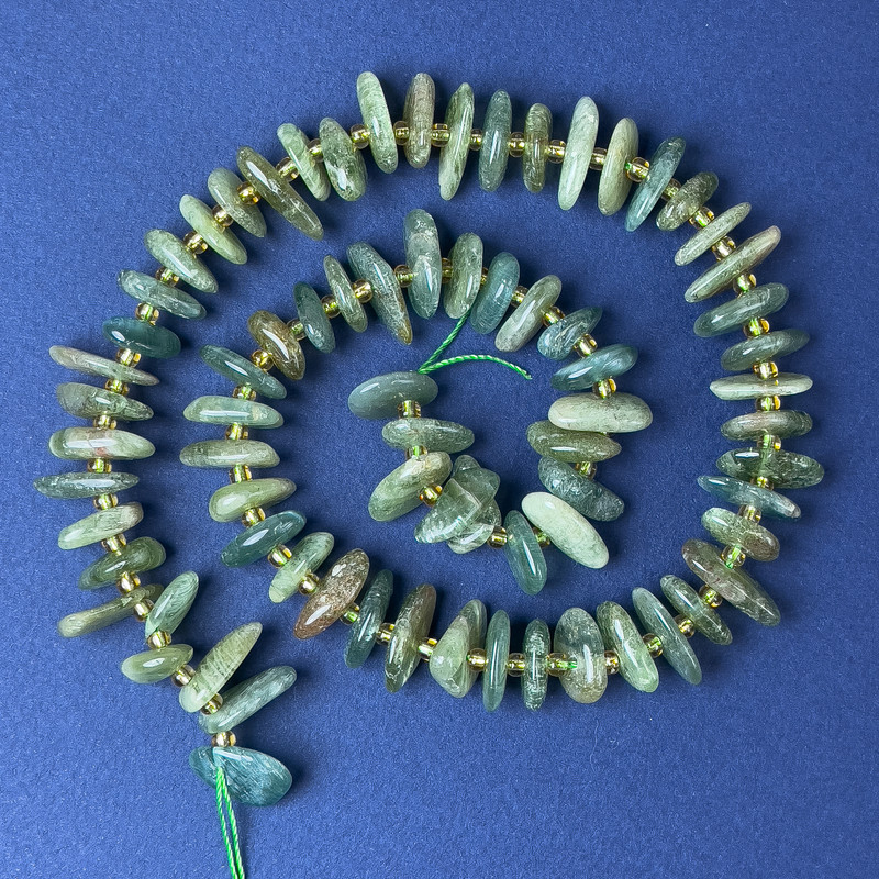 Mărgele de turmalin granule, 10×4 mm ±, cu mărgele de sticlă, diametrul 2 mm ±, pe șnur, lungime 40 cm+