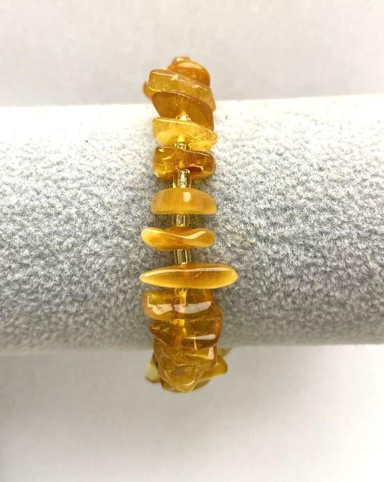 Brățară cu cioburi de chihlimbar, diametru 9–12×2–4 mm, lungime 18 cm, elastică