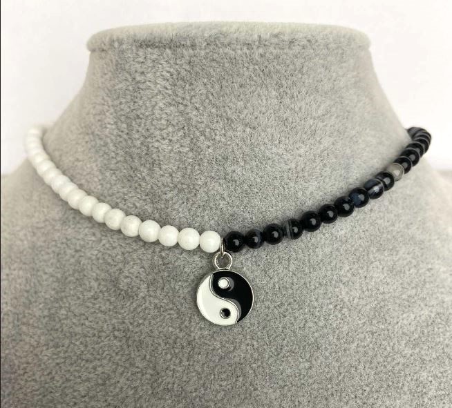 Choker din agat, diametrul 4 mm ±, cu pandantiv Yin și Yang de 12 mm ±, lungime 35–40 cm