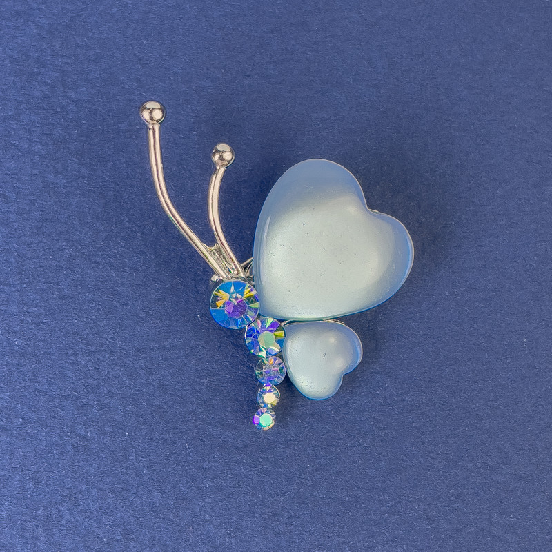 Broșă în formă de fluture, diametru 34×21 mm, ochi de pisică albastru, cu strasuri, metal argintiu