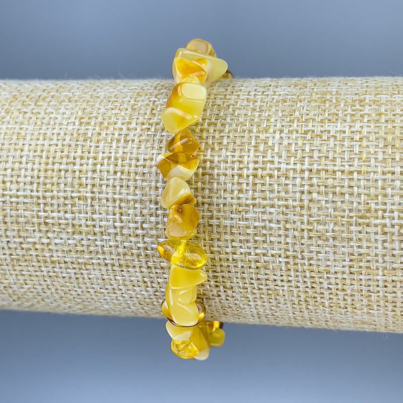 Brățară din fragmente de chihlimbar, diametrul 6-10×3-5 mm, lungime 18 cm, elastic