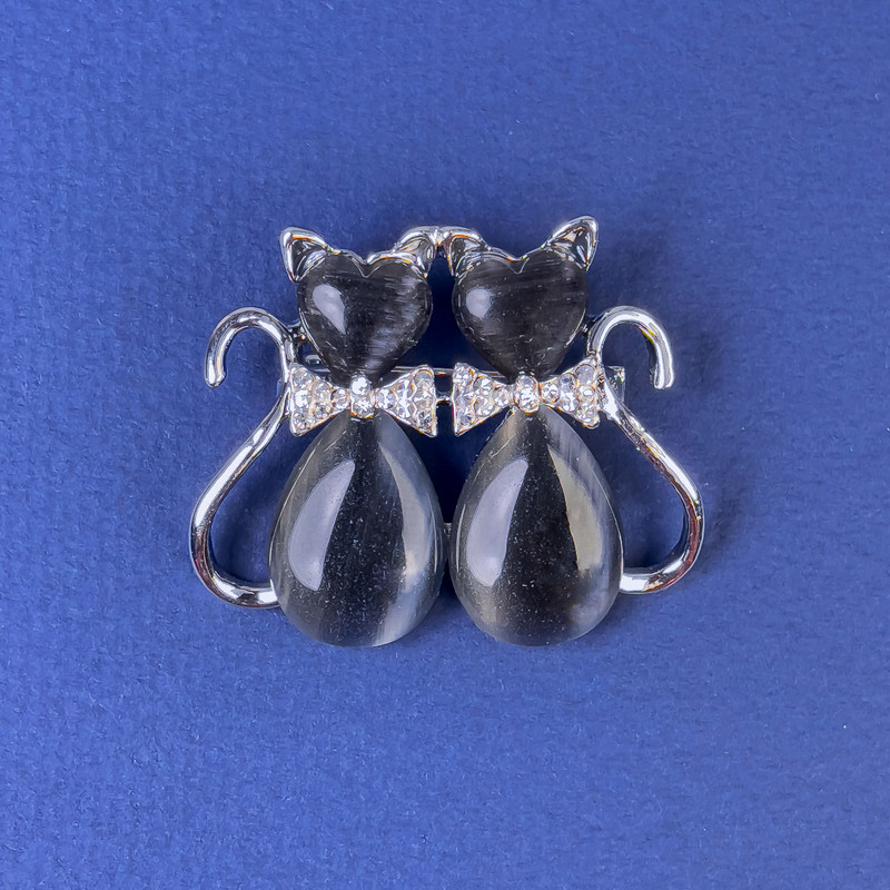 Broșă «Pisici» cu ochi de pisică gri închis, cristale albe, metal argintiu, diametru 31×38 mm +