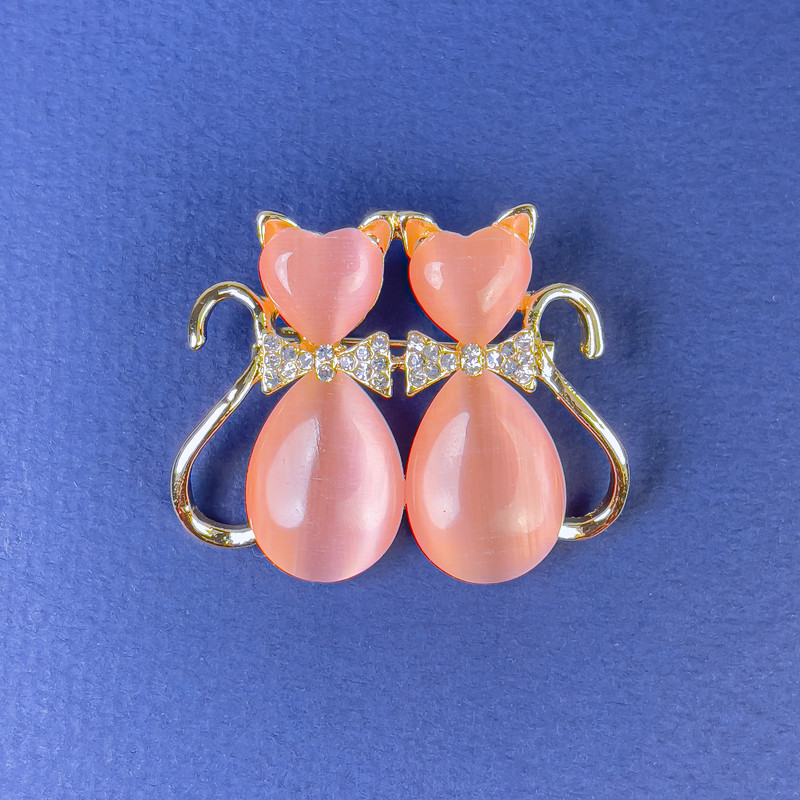 Broșă pisică roz – ochiul pisicii roz, cu cristale albe, metal auriu, diametrul 31×38 mm