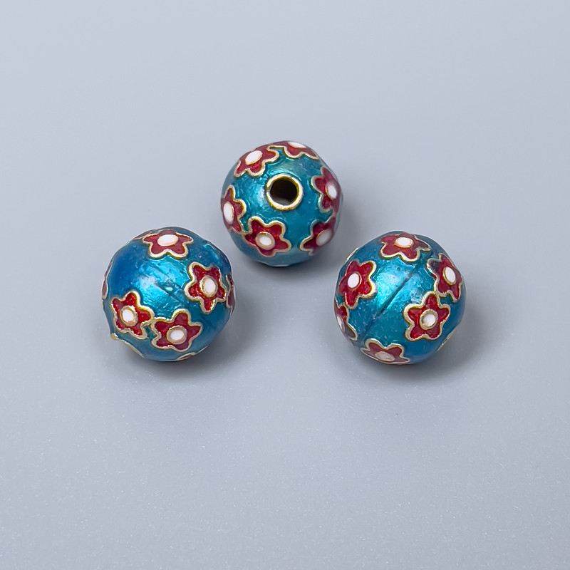 Mărga Cloisonné, albastru deschis cu email roșu, diametrul 10 mm +/-, gaură de 2 mm, culoare metalică aurie, 1 bucată