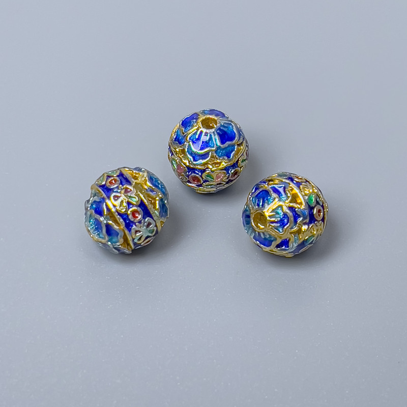 Mărgea Cloisonné cu email albastru, diametru 8 mm ± gaură, diametru 1,5 mm, culoare metalică aurie, 1 bucată