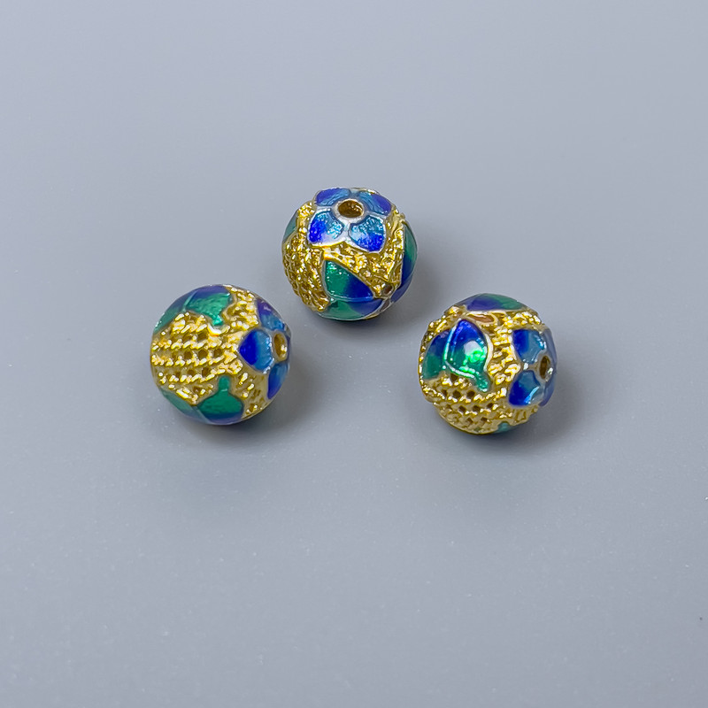 Mărgea Cloisonné albastru-turcoaz, email albastru-turcoaz, diametrul 8 mm, gaură de 1,5 mm, culoare metal aurie, 1 bucată