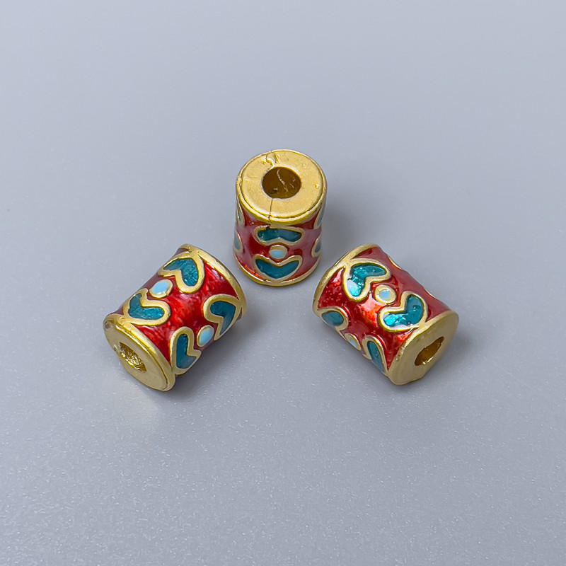Mărgea Cloisonné cilindrică turcoaz-roșie, email, diametrul 8×10 mm, gaură de 3 mm, culoare metalică aurie, 1 bucată
