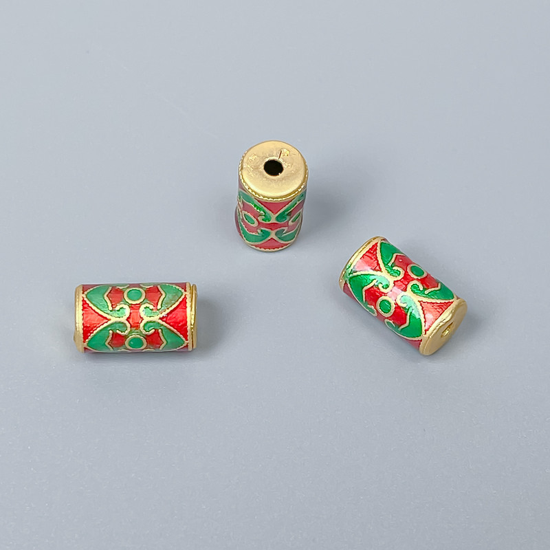 Mărgea Cloisonné cilindrică roșu-verde email, diametrul 6×11 mm, diametrul orificiului aproximativ 1,8 mm, culoare metal auriu, 1 bucată