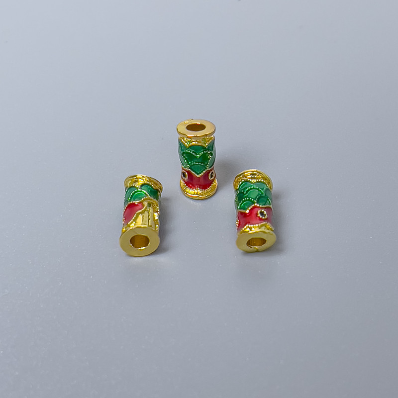Mărgea Cloisonné cilindrică cu motiv de pește roșu-verde email, diametru 4×9 mm ± gaură de 2 mm, culoare metalică aurie, 1 bucată