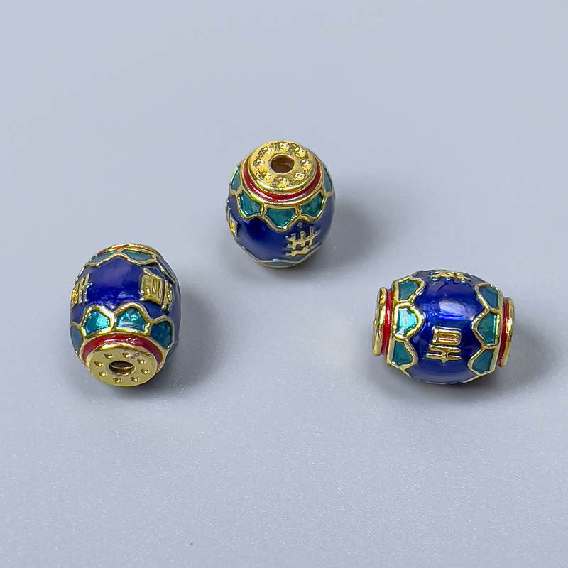 Mărgea Cloisonné baril cu email colorat: albastru, verde, roșu; diametrul 8×10 mm; gaură de aproximativ 1,5 mm; culoare aurie a metalului; 1 bucată