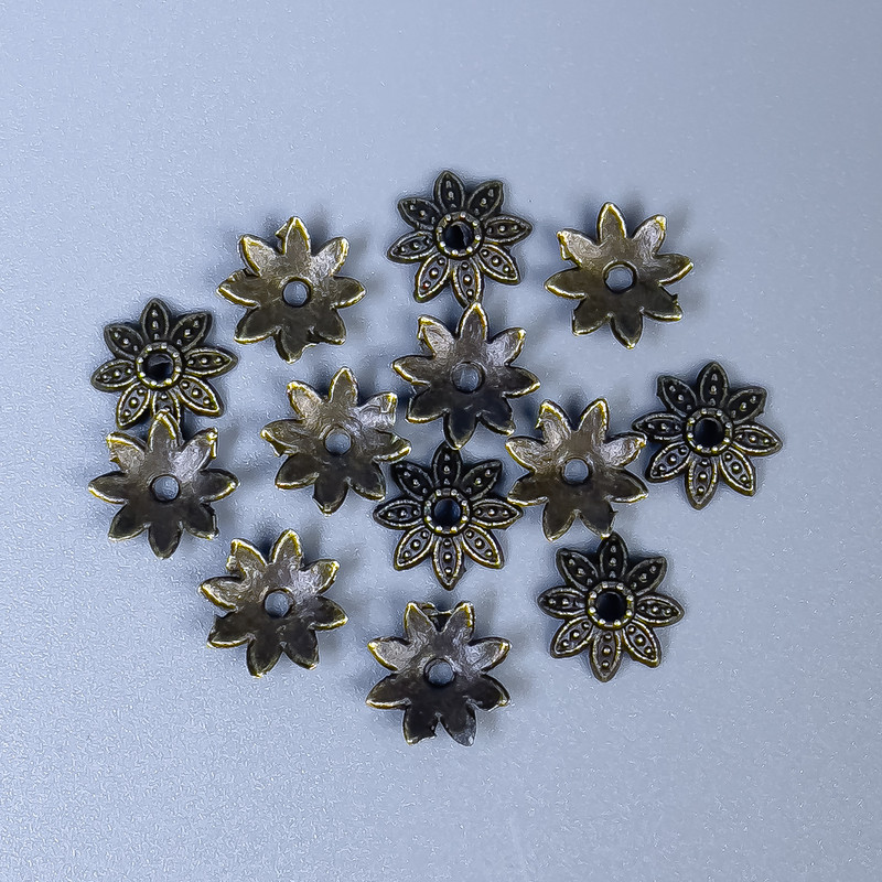 Capace pentru mărgele, culoare bronz, diametru 7×0,5 mm, gaură 0,5 mm, ambalaj 70 buc