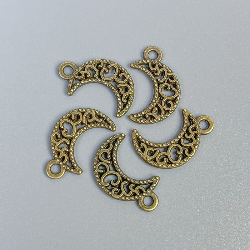 Pandantiv Lună, culoare bronz antic, dimensiuni 18×11×1,5 mm, gaură de 2 mm, ambalare 14 buc.