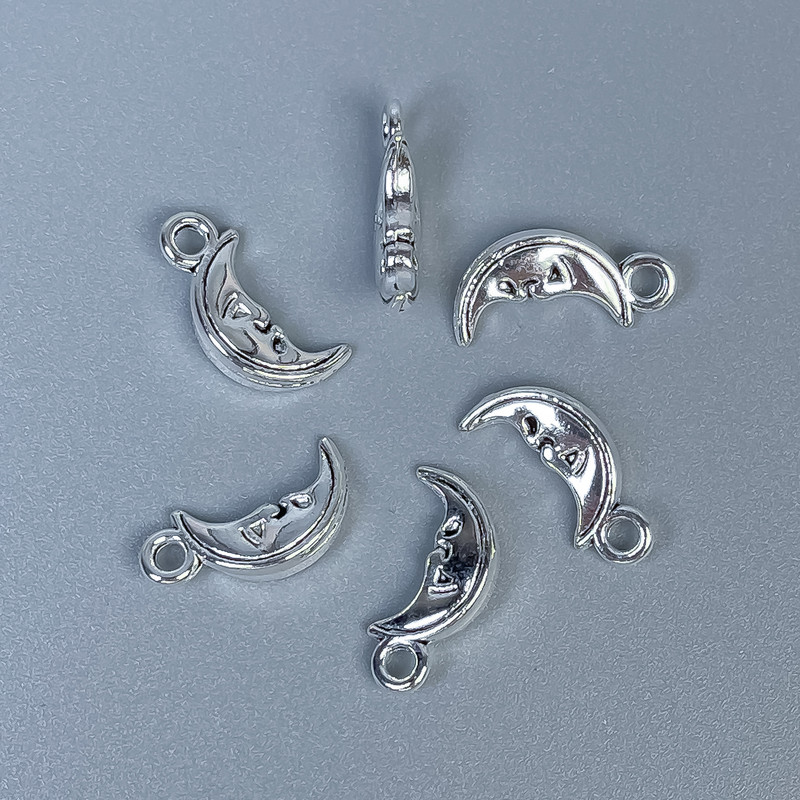 Furnitură pandantiv Lună, culoare argintiu, dimensiuni 13×6×3 mm, gaură de 1,5 mm, ambalaj 20 g (~40 buc.)