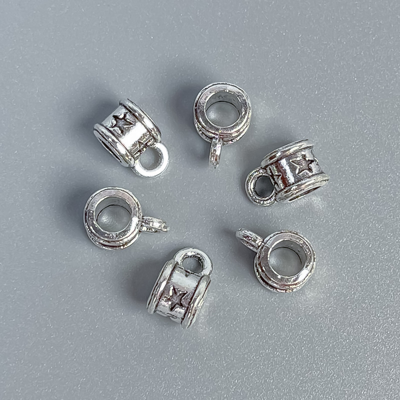 Furnitură bail, culoare metal argintiu, dimensiuni 8×5×6 mm +/-; găuri de 3 mm și 2 mm +/-; ambalaj 20 g (~54 buc.)