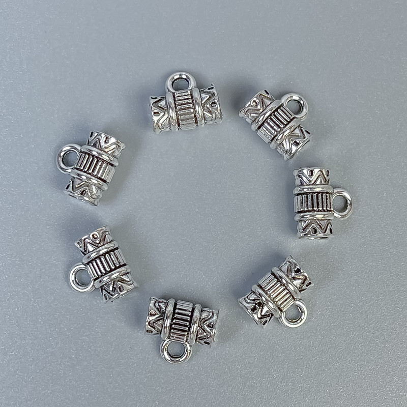 Furnitură bail, culoare argintiu, metalic, dimensiuni 8×8×4 mm +/-, găuri diametru 3 mm +/-, diametru 1,8 mm +/-, ambalaj 20 g (~45 buc.)