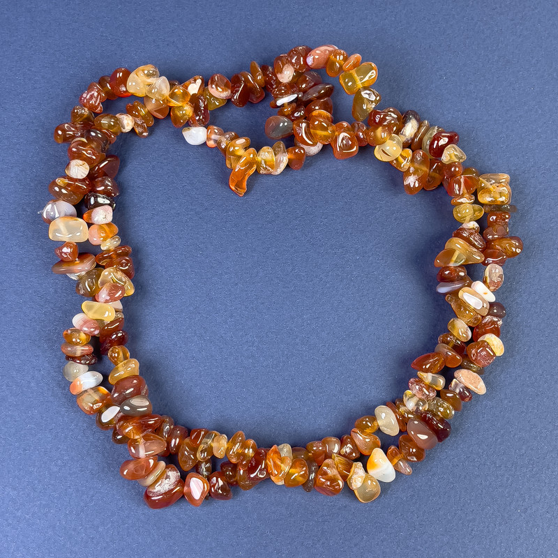 Mărgele carneol fragmente 7–12 mm, pe șnur, lungime 80 cm+