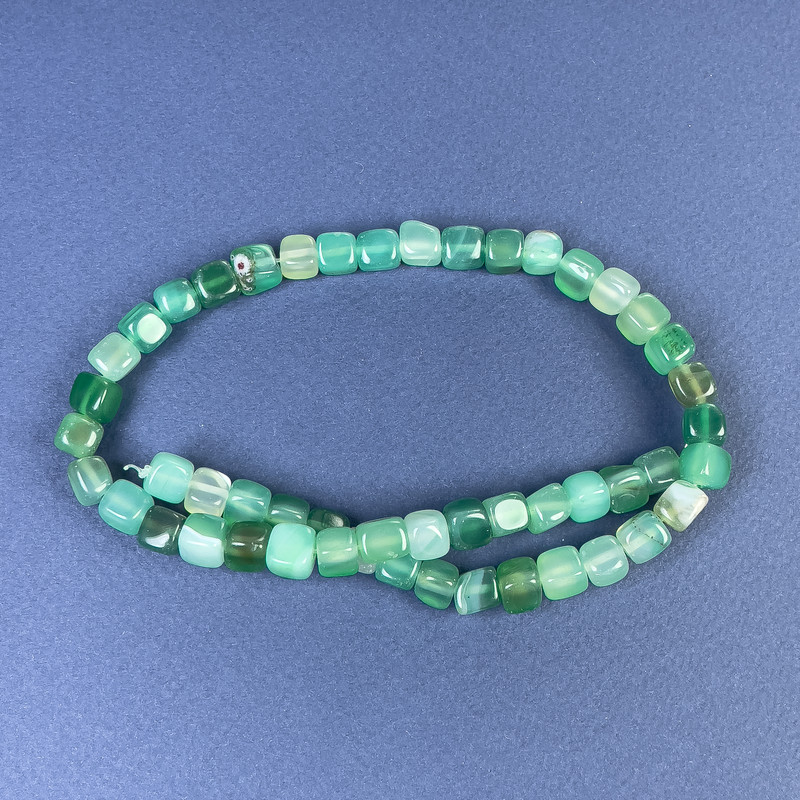 Mărgele din agată cubice 7x7 mm +/- pe șnur