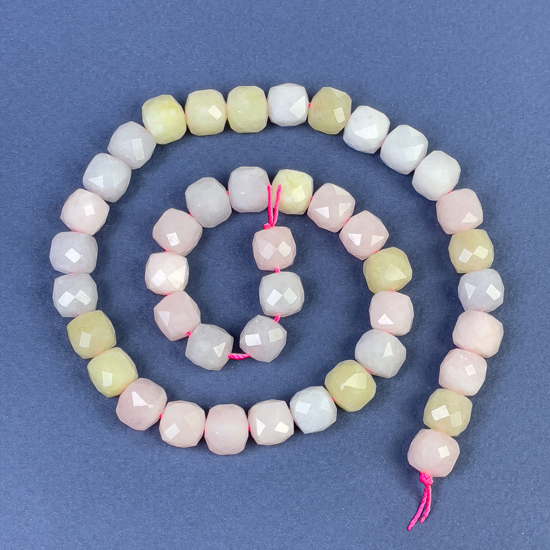 Mărgele din Morganit, tăiate cuburi 9x9 mm, pe șnur, lungime 38 cm+