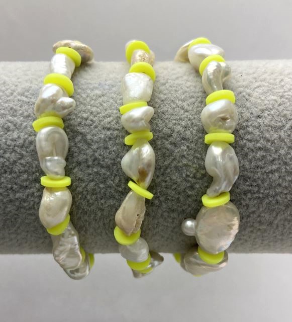 Brățară din perle de râu baroce albe, diametru aproximativ 9–13×7 mm, inserții din lut polimeric în formă de rondele 6×1 mm, lungime 18 cm, elastic