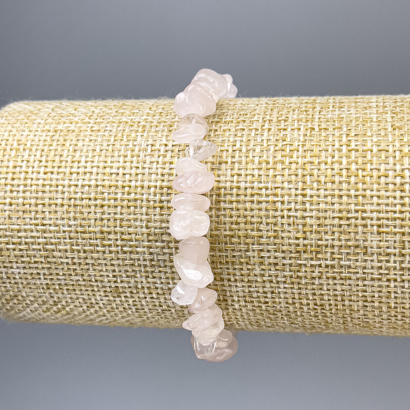 Brățară din cuarț roz – fragmente, diametrul 8–10×4 mm, lungime 18 cm, pe elastic