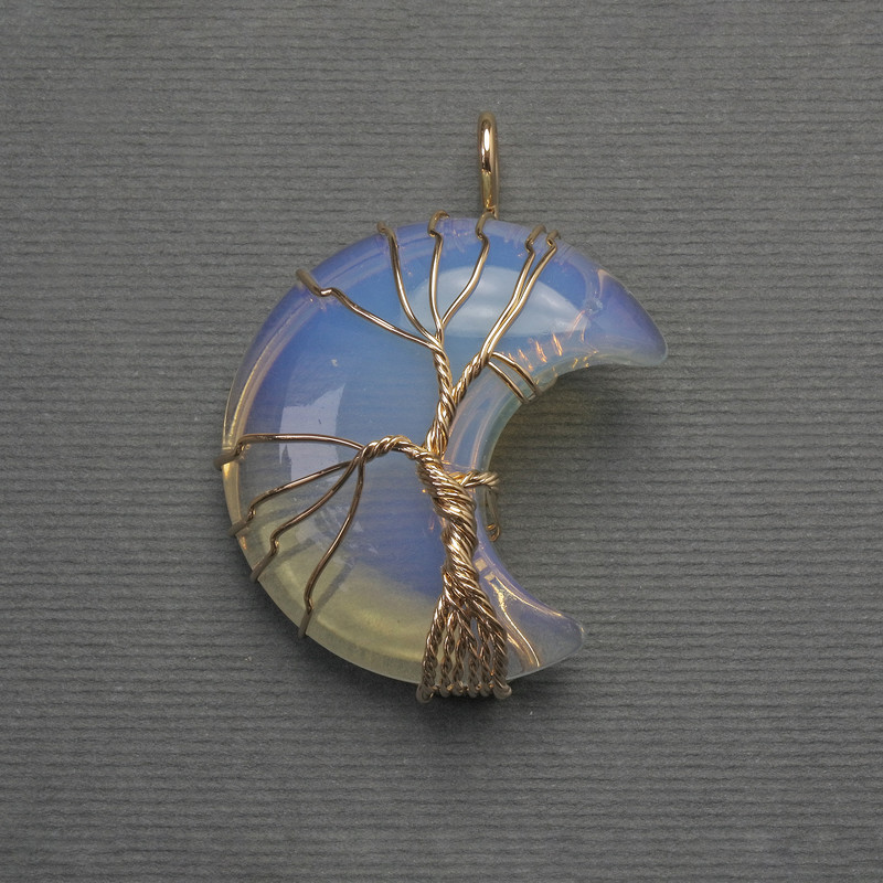 Pandantiv Lună cu piatră lunară în montură aurie, diametru aproximativ 35 mm, lungime aproximativ 45 mm