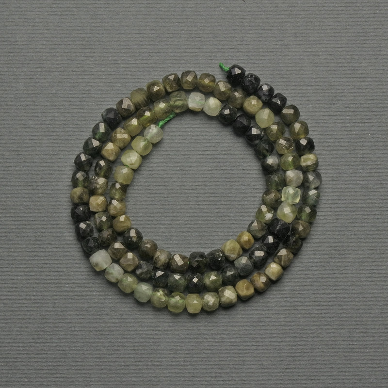 Mărgele Grosular verzi, granat verde, cub de 4 mm, pe șnur, lungime 39 cm+