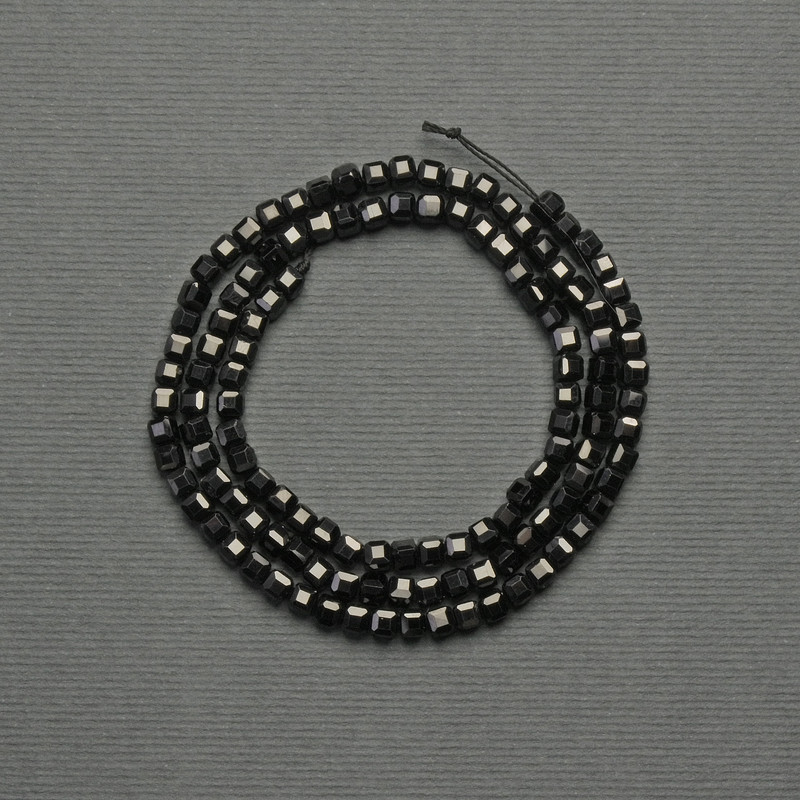 Mărgele turmalină tăiate cuburi 3 mm pe șnur, lungime 39 cm