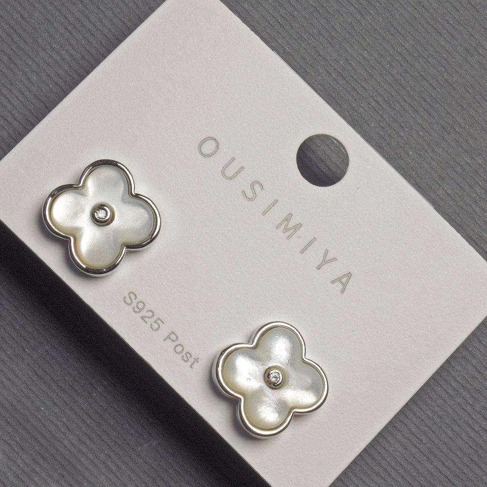 Cercei stud trifoi cu patru foi, 12 mm ±, sidef argintiu