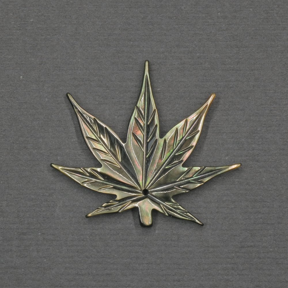 Pandantiv Frunză cu sidef verde 26×30×2 mm +- metal auriu