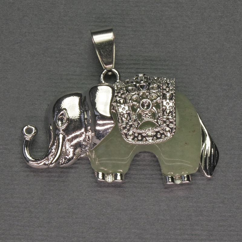 Pandantiv Elefant din nefrit 39x34 mm +/- metal argintiu