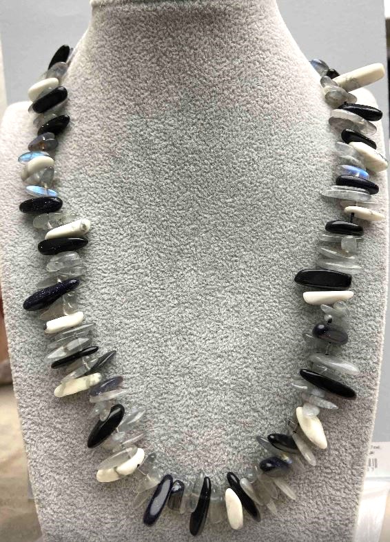 Colier asortiment granule mici cu ac, diametru 12-18×2-4 mm, lungime 49 cm ± cu închizătoare din metal argintiu