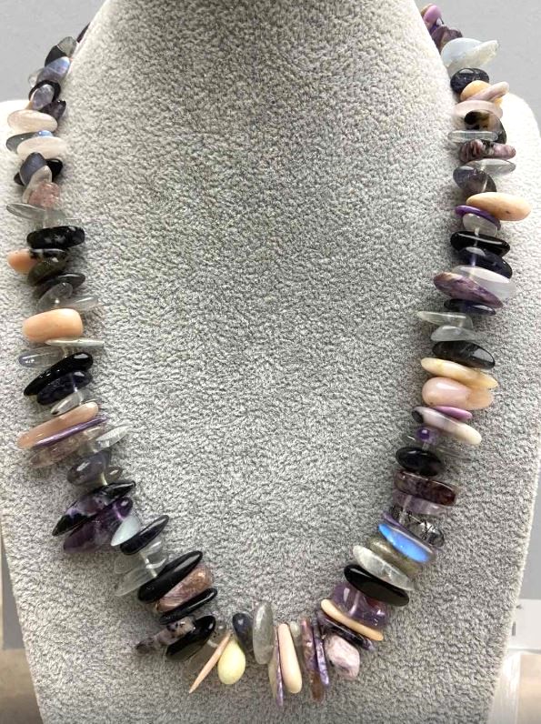 Colier asortat fragmente mici ac, diametru 12-18×2-4 mm ±, lungime 48 cm ±, cu închizătoare din metal argintiu