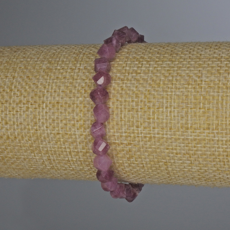 Brățară din turmalin rubelit, rombi fațetați, diametrul 6x5 mm, lungime 18 cm, elastic