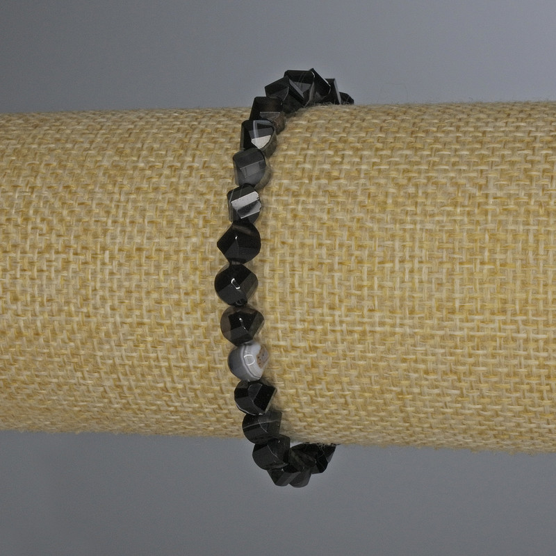 Brățară din agate tăiate în rombi, diametru aproximativ 6×5 mm, lungime 18 cm, pe bază elastică