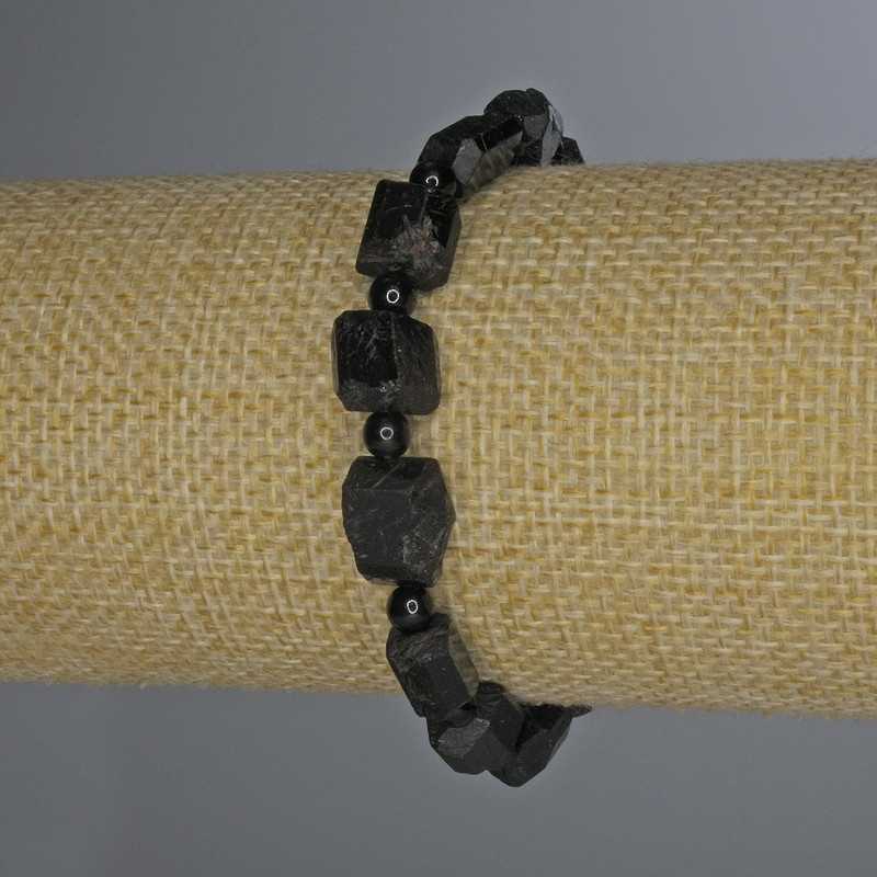 Brățară din turmalin Sherl, piatră brută cu tăietură cabochon, diametrul 12x8 mm ±, mărgele de 4 mm ±, lungime 18 cm ±, pe bază elastică