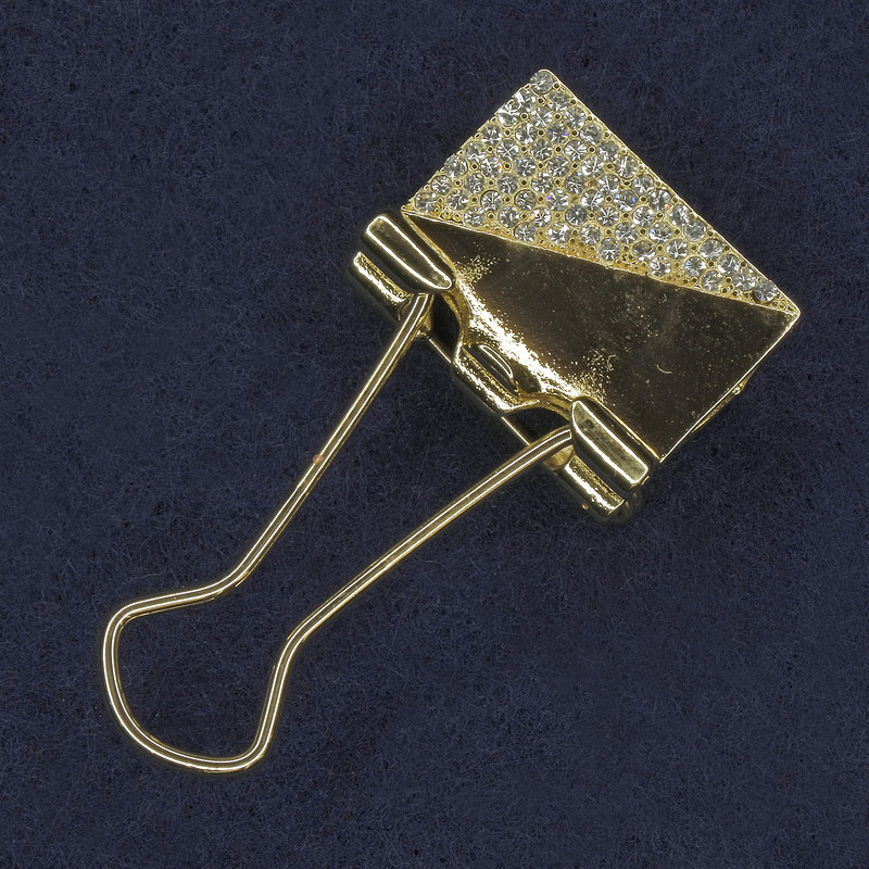 Broșă-clemă cu strasuri albe, metal auriu, 21×46 mm+