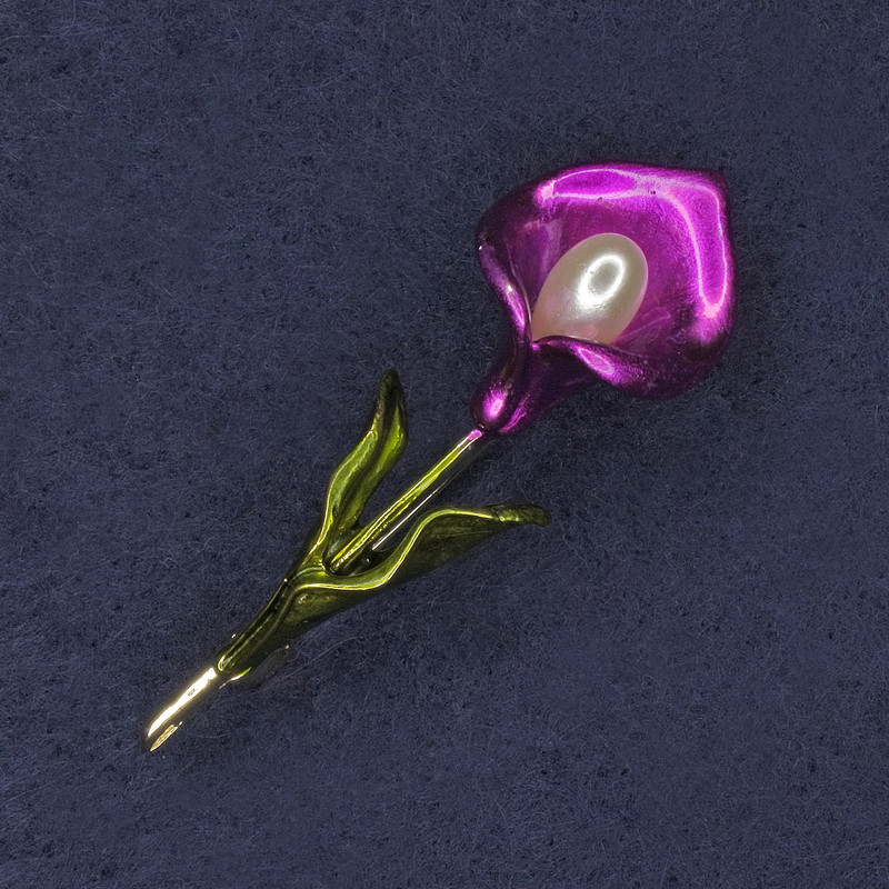 Broșă Kala perlă roz și email verde, metal auriu 17×54 mm+