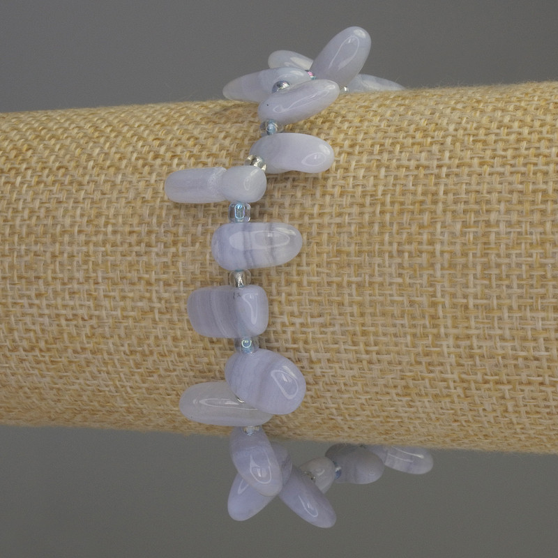 Brățară din agat albastru fațetată, diametre 7×14 mm ±, mărgele de 3 mm ±, lungime 18 cm, pe elastic