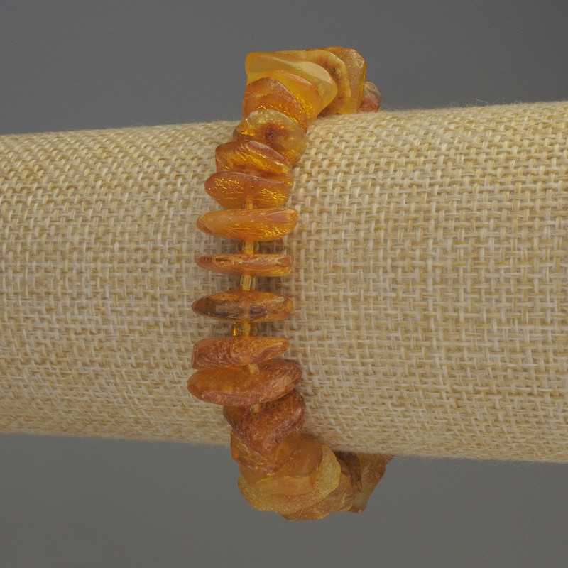 Brățară din fragmente de chihlimbar 12×3,5 mm, cu mărgele de 3 mm, lungime 18 cm, elastică