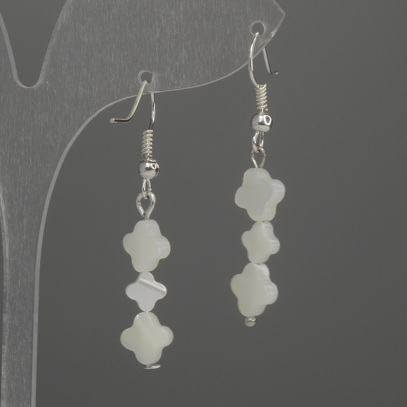 Cercei cu sidef în formă de trifoi, 6 mm +-, lungime 43 mm +-