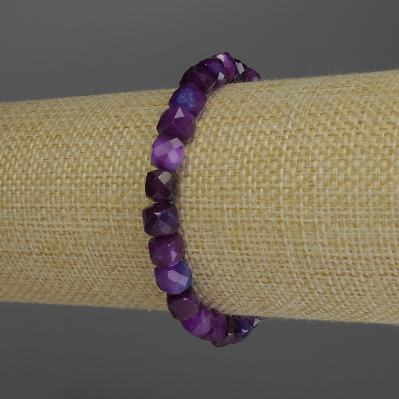 Brățară din turmalin cu cuburi fațetate, diametrul de 6 mm, lungimea 18 cm, pe elastic